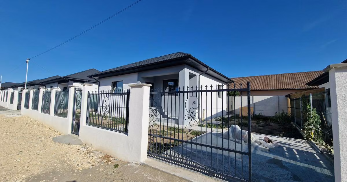 Casă individuală de vânzare cu 3 camere în Lumina