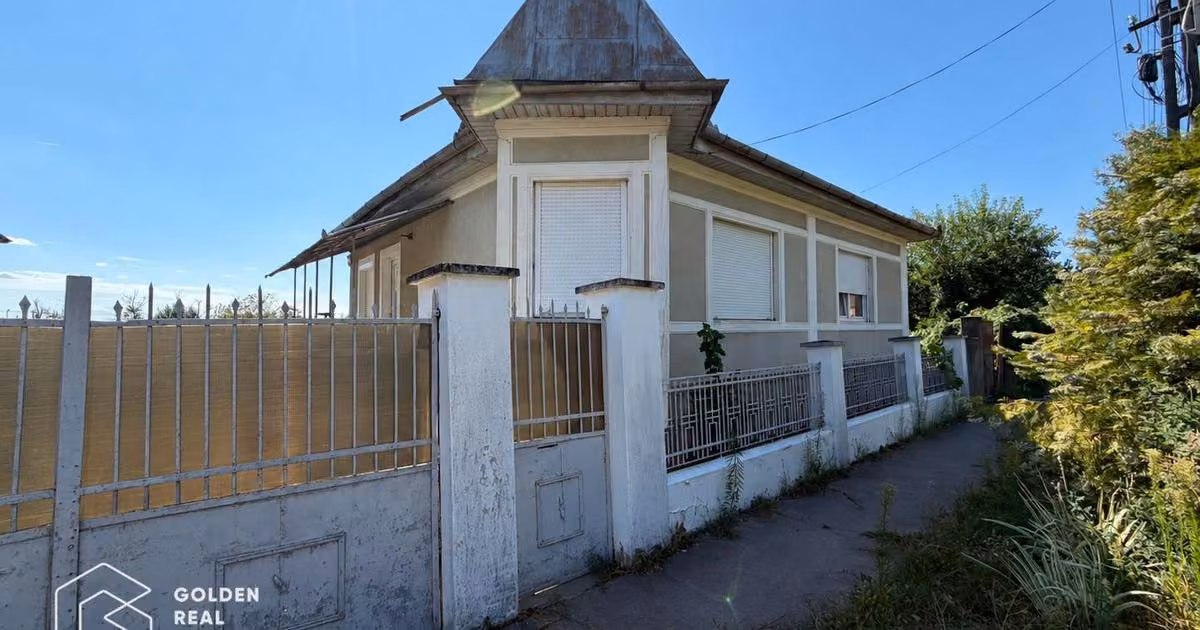 Casă individuală de vânzare cu 7 camere în Păuliș