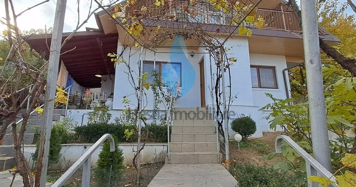 Casă de vânzare cu 3 camere în zona Galata, Iași
