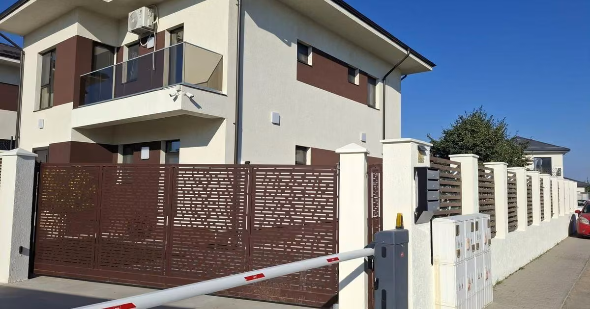 Casă de vânzare cu 5 camere în Tunari