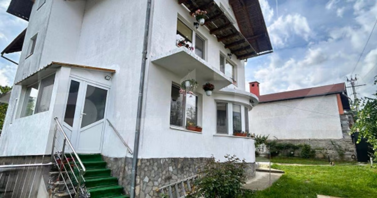 Casă individuală de vânzare cu 8 camere, mobilată în Zărnești