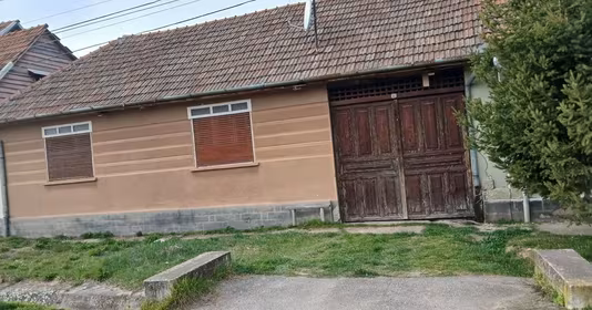 Casă Curtea