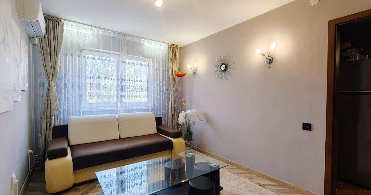 Apartament de vânzare cu 3 camere în zona Florilor, Brașov