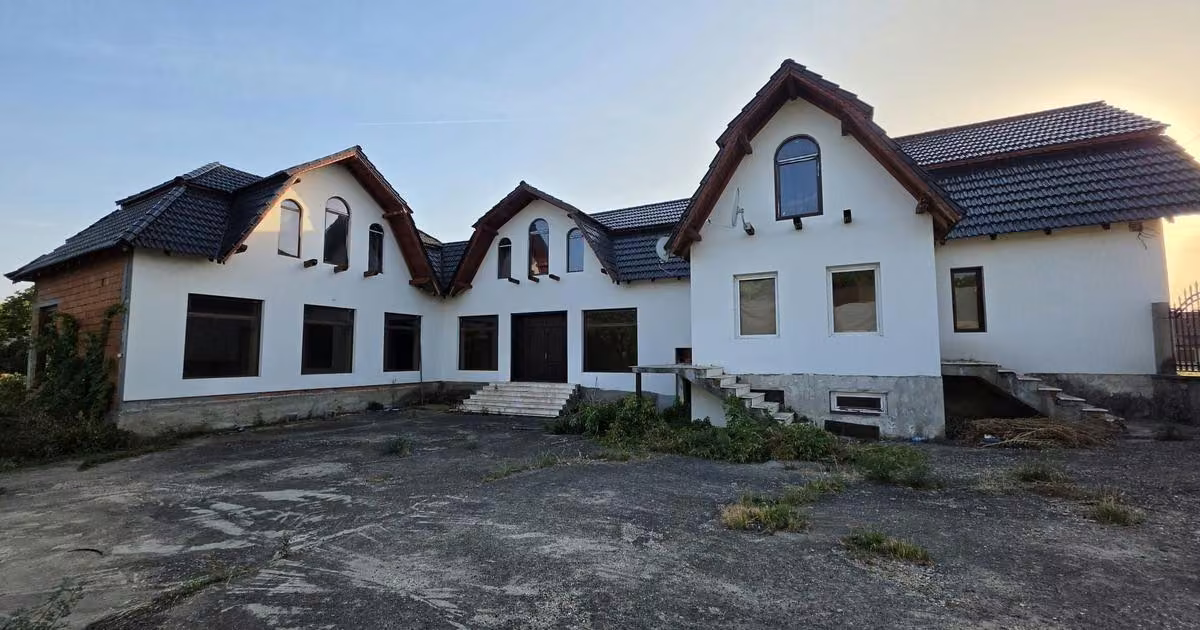 Casă individuală de vânzare cu 8 camere în Covăsinț