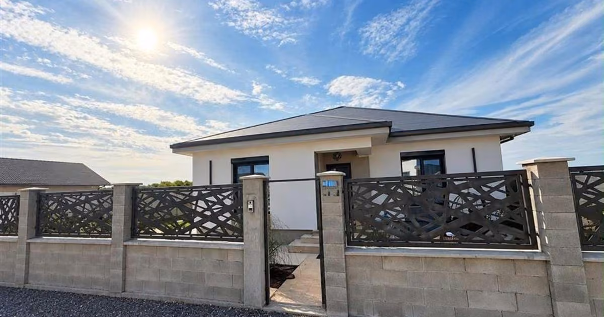 Casă de vânzare cu 3 camere în Sântandrei