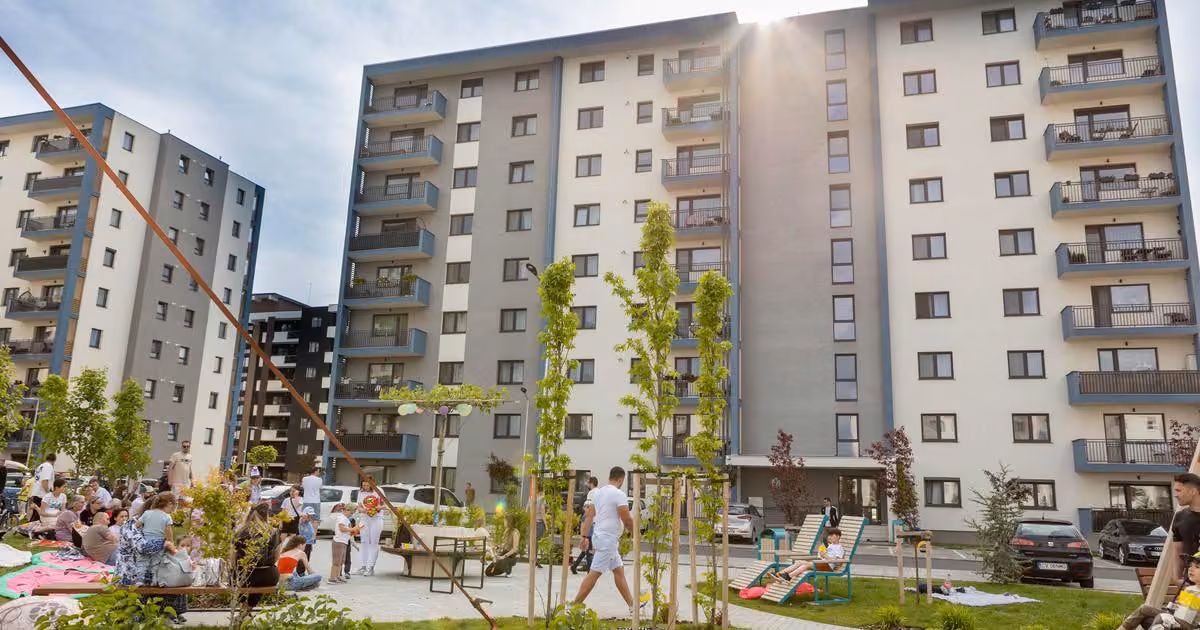 Apartament de vânzare cu 3 camere în zona Tractorul, Brașov