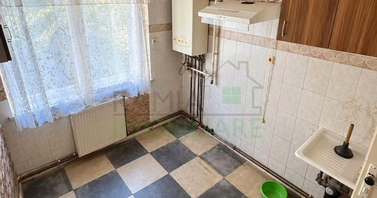 Apartament de vânzare cu 3 camere în zona Tractorul, Brașov