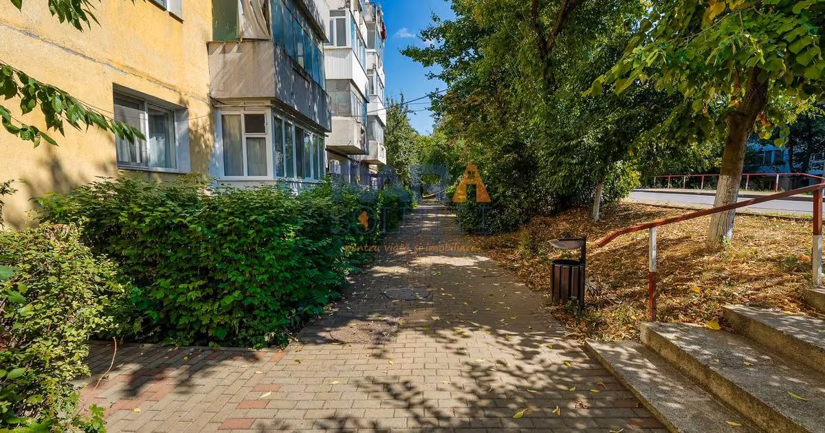 Apartament de vânzare cu 3 camere, mobilat în Roman