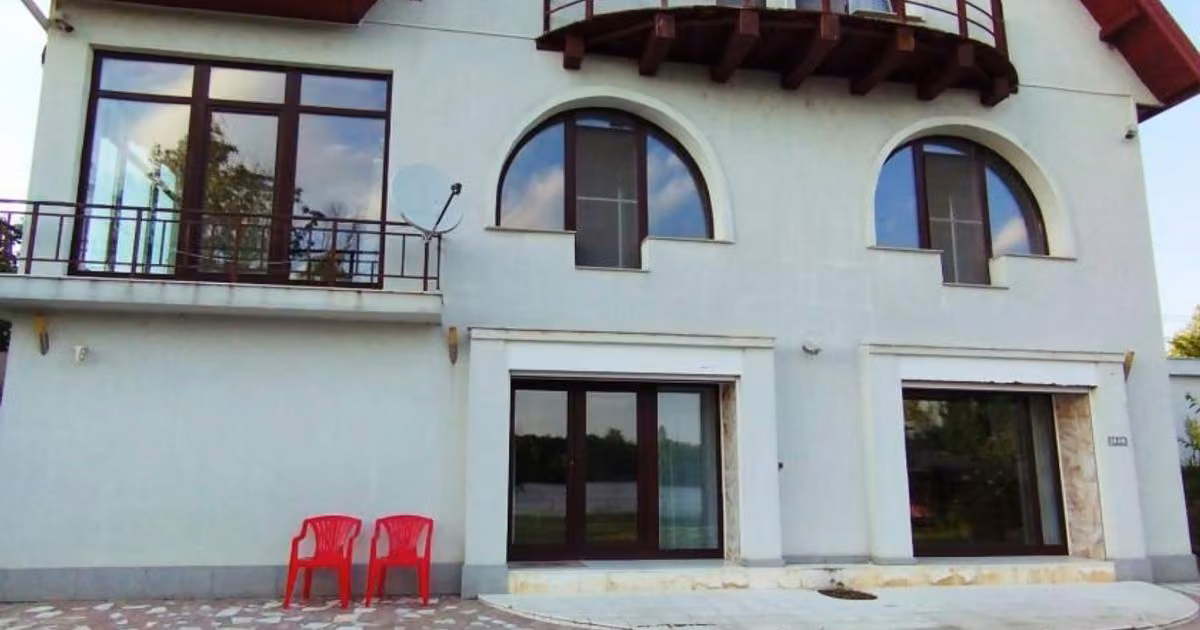 Casă individuală de vânzare cu 8 camere în Balotești