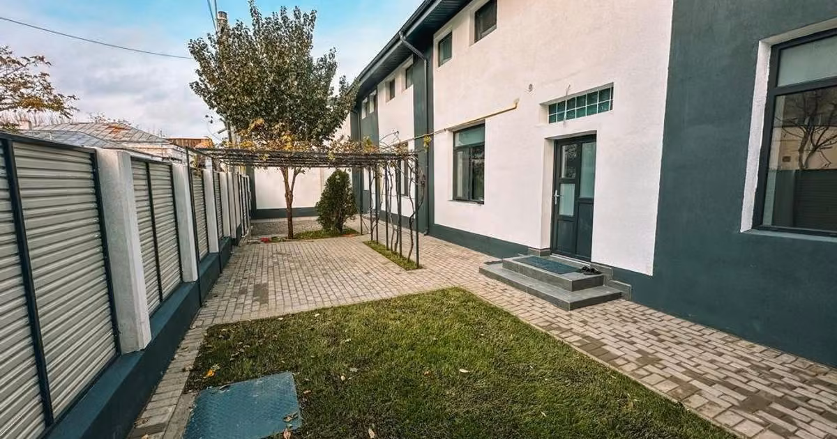 Casă individuală de vânzare cu 7 camere în zona Piața Centrală, Galați