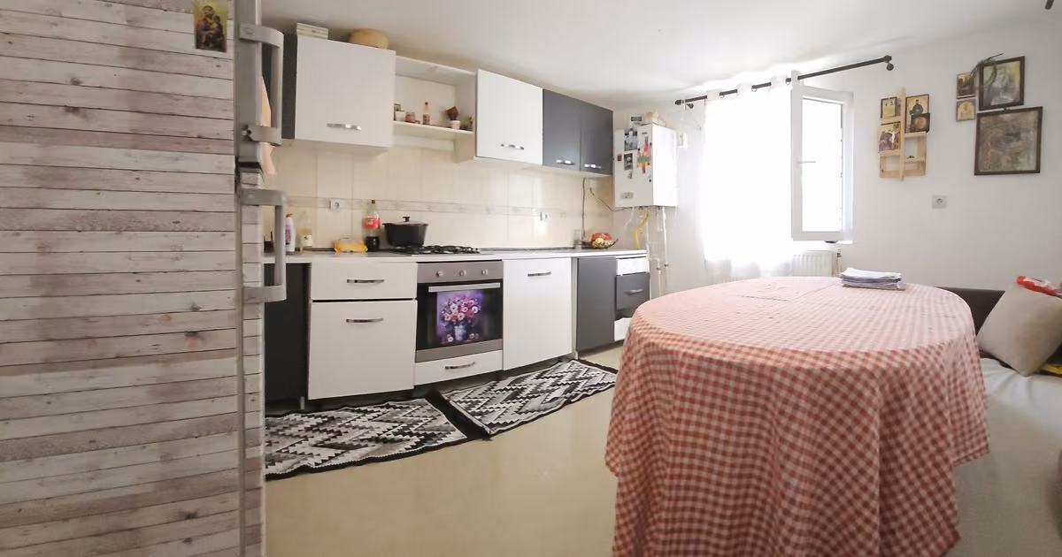 Casă de vânzare cu 2 camere în Poienarii Burchii