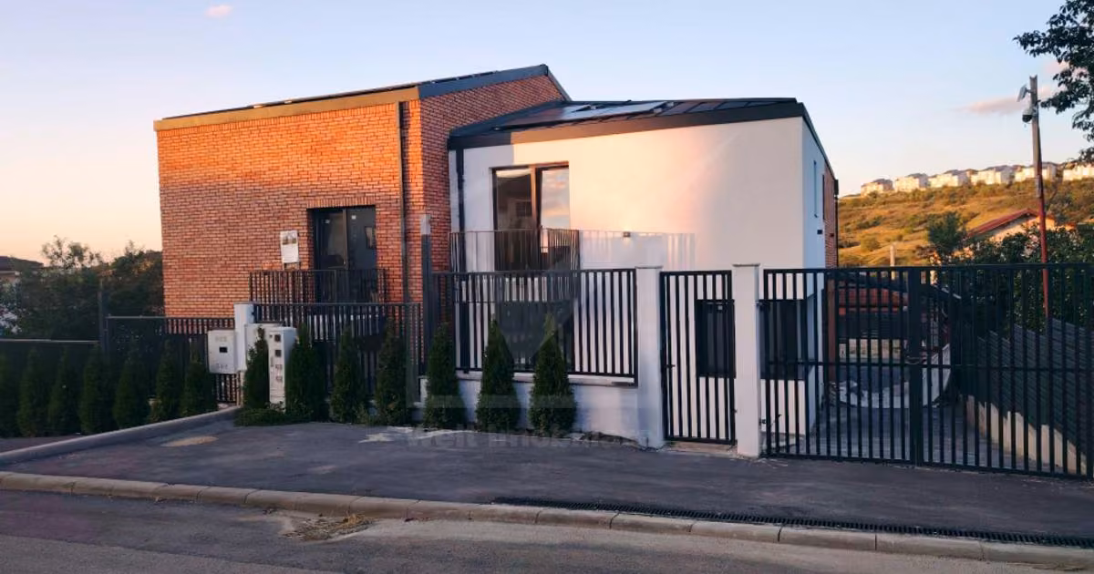 Duplex de vânzare cu 5 camere în Dezmir