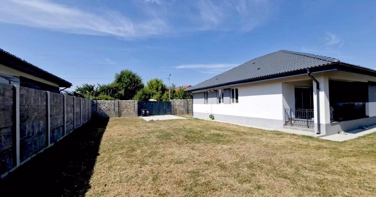 Casă individuală de vânzare cu 3 camere în Sânmihaiu Român