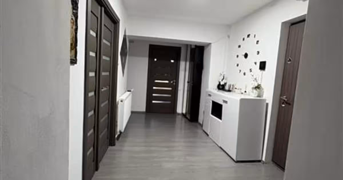 Apartament de vânzare cu 3 camere, mobilat în Reșița
