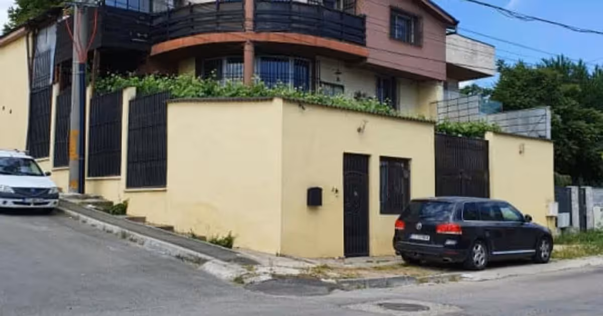 Casă de vânzare cu 5 camere în Ovidiu