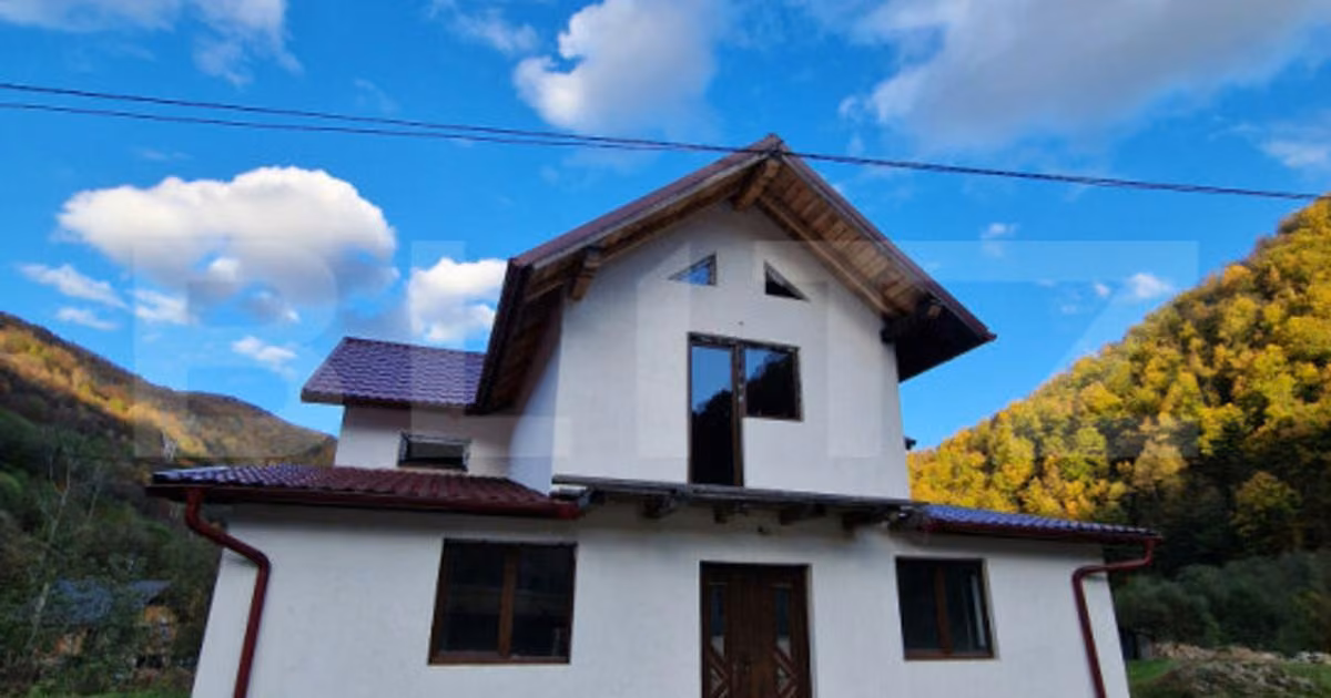 Casă individuală de vânzare cu 7 camere în Mărișel