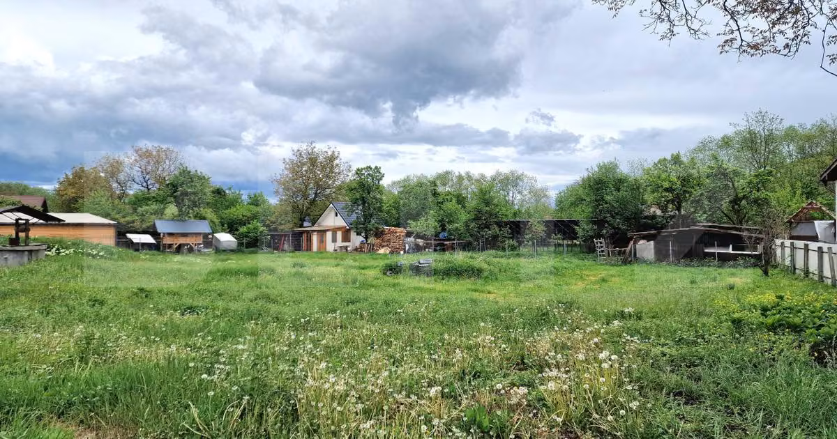 Teren Construcții intravilan de vânzare de 1828 mp, în Luna de Sus