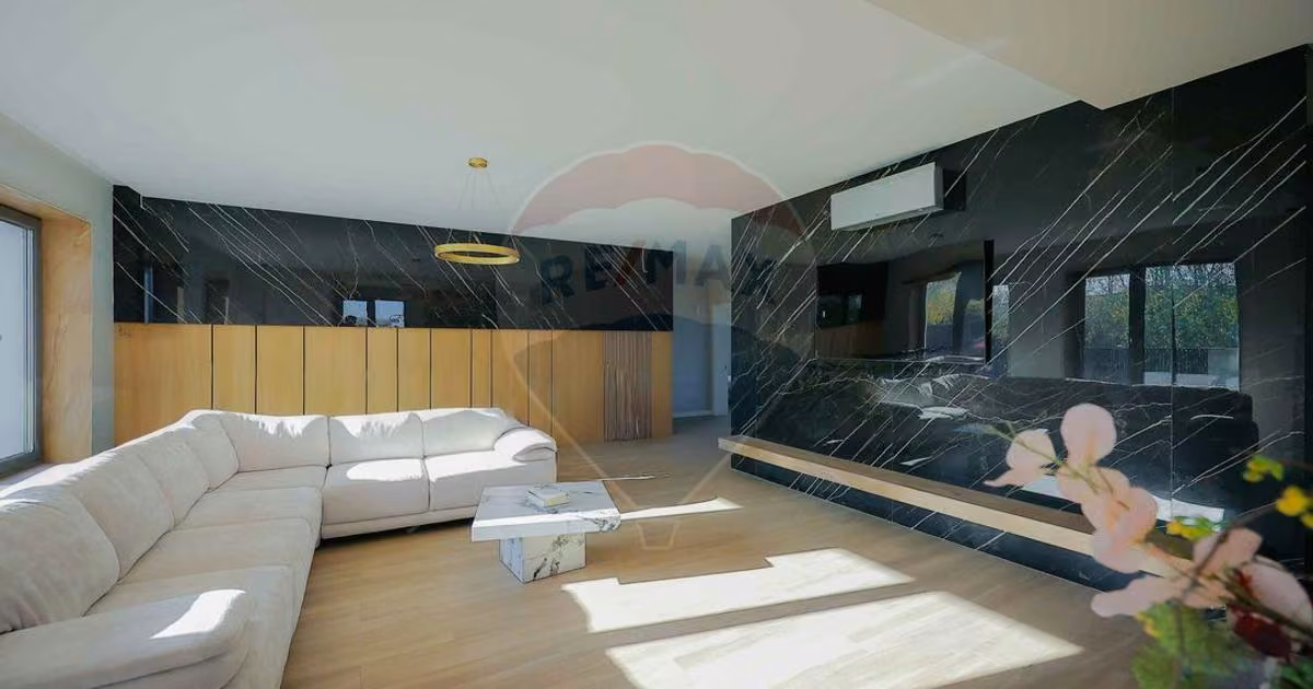 Casă individuală de vânzare cu 8 camere, mobilată în Sânmartin
