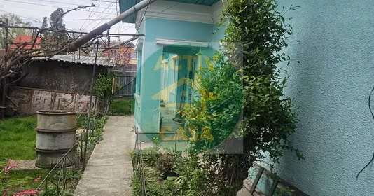 Casă Est