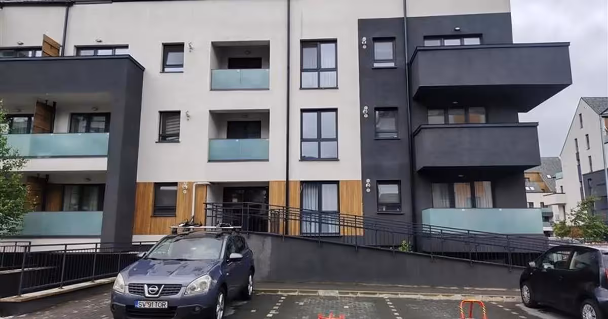 Apartament de vânzare cu 3 camere în zona Tractorul, Brașov