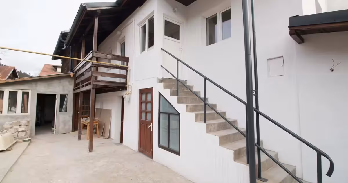 Casă de vânzare cu 7 camere, mobilată în Bușteni