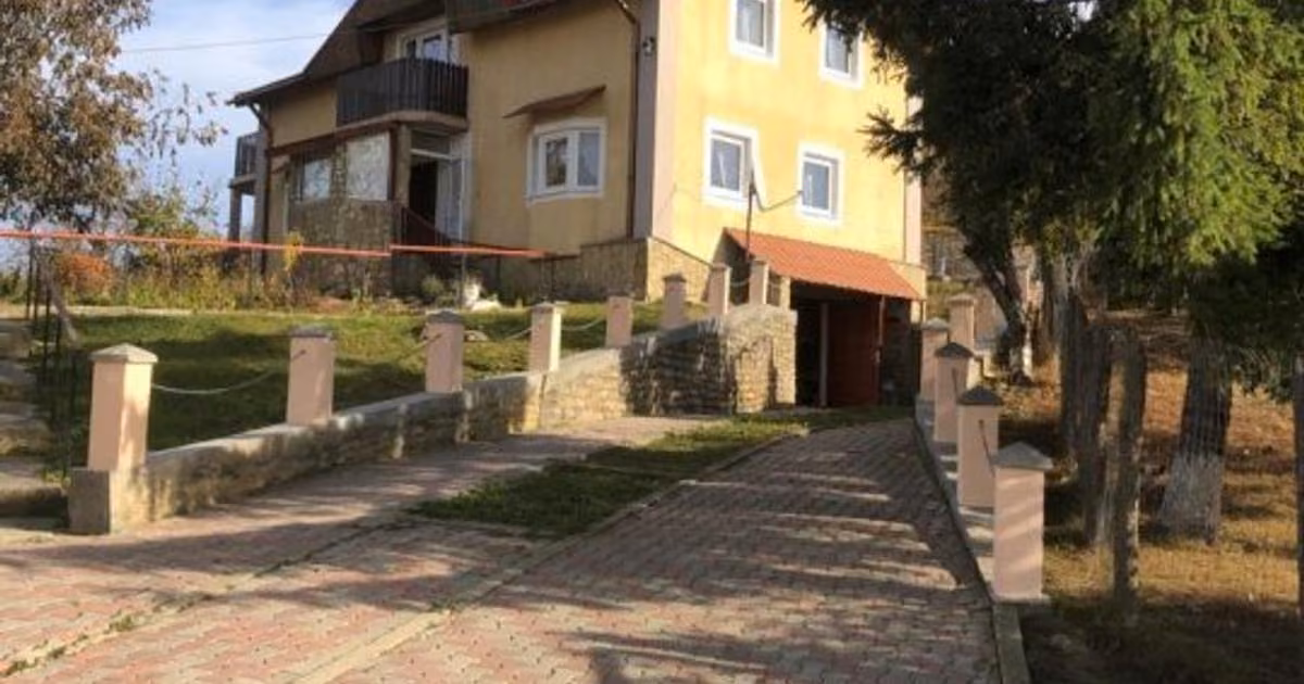 Casă individuală de vânzare cu 7 camere, mobilată în Coșula