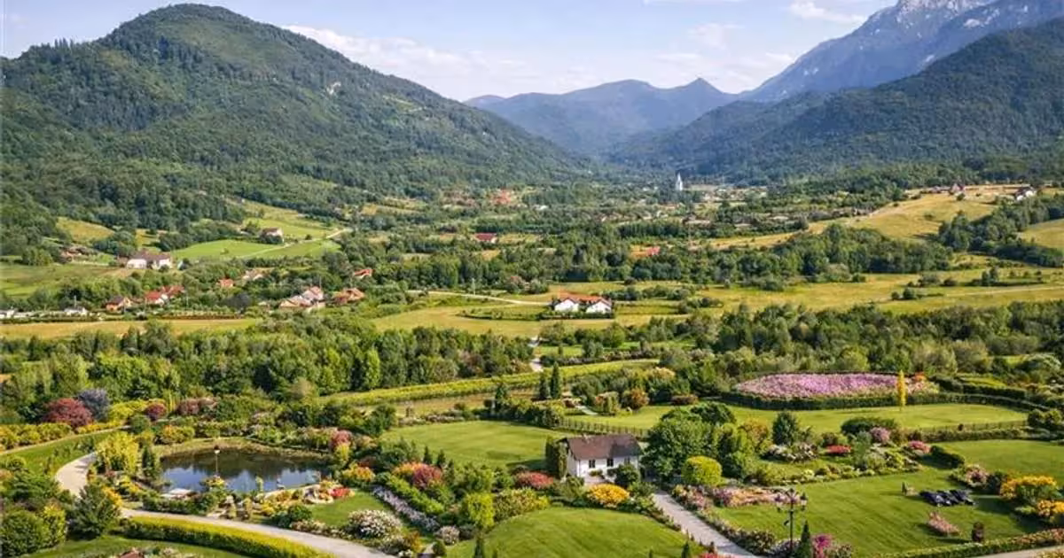 Teren Construcții intravilan de vânzare de 23000 mp, în Râșnov
