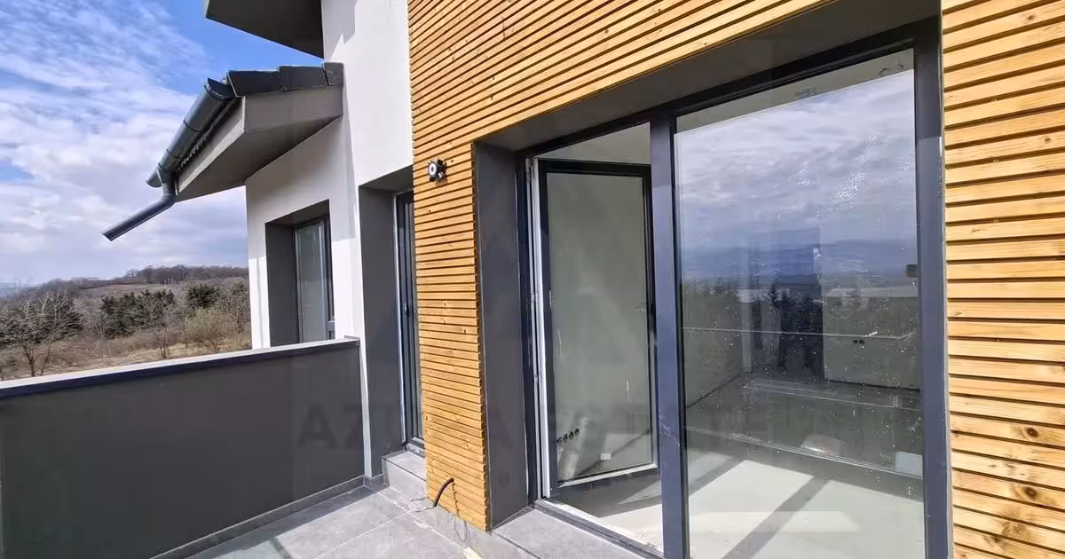 Apartament de vânzare cu 3 camere în Cristian