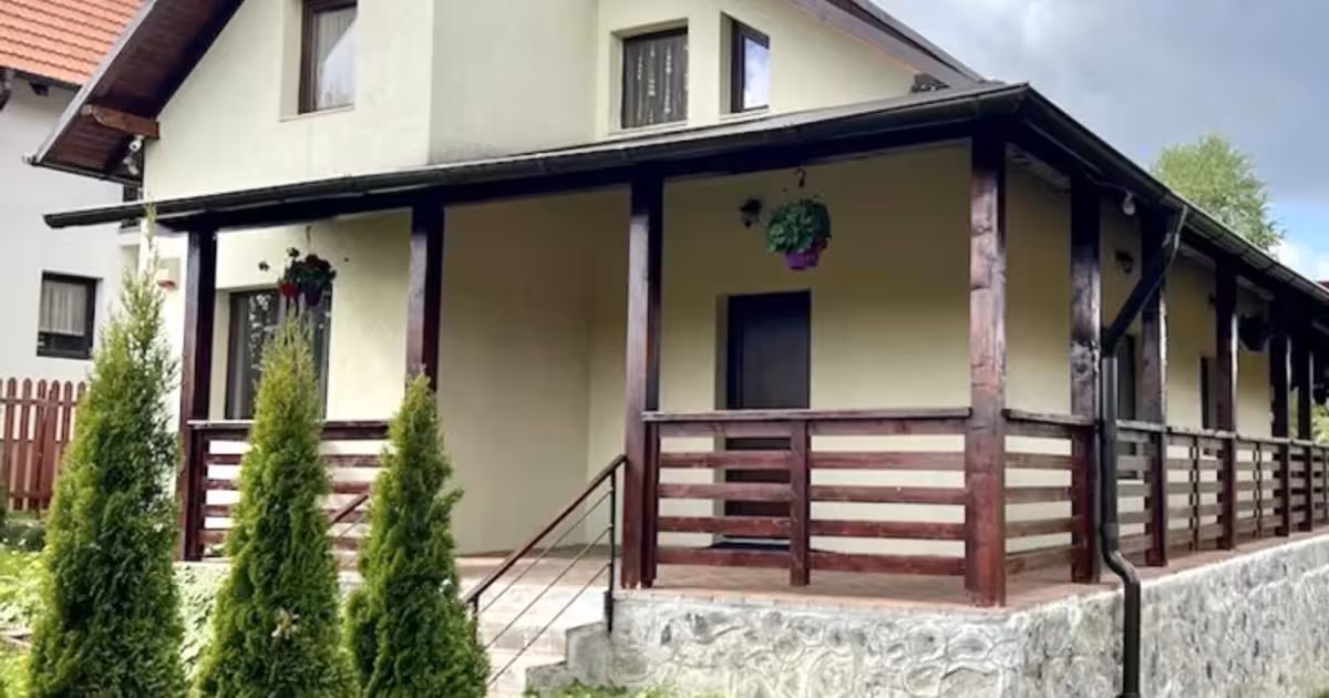 Casă individuală de vânzare cu 8 camere în Beliș