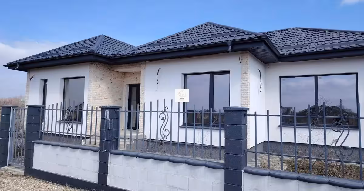 Casă individuală de vânzare cu 4 camere în Mânăstirea