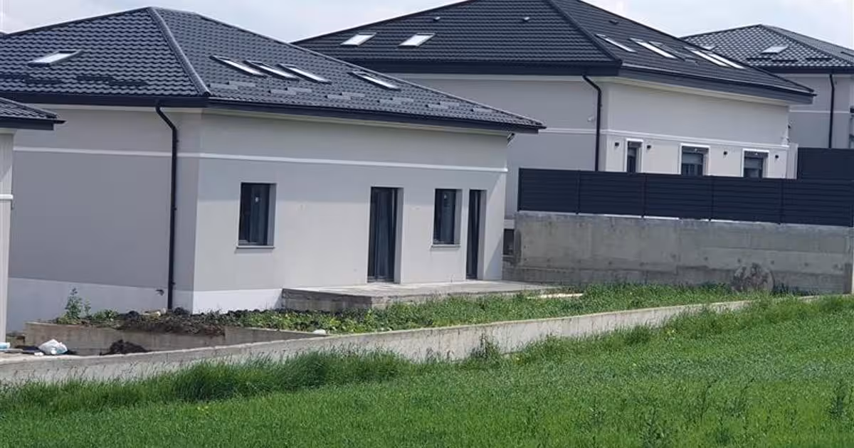 Casă individuală de vânzare cu 7 camere în Moara