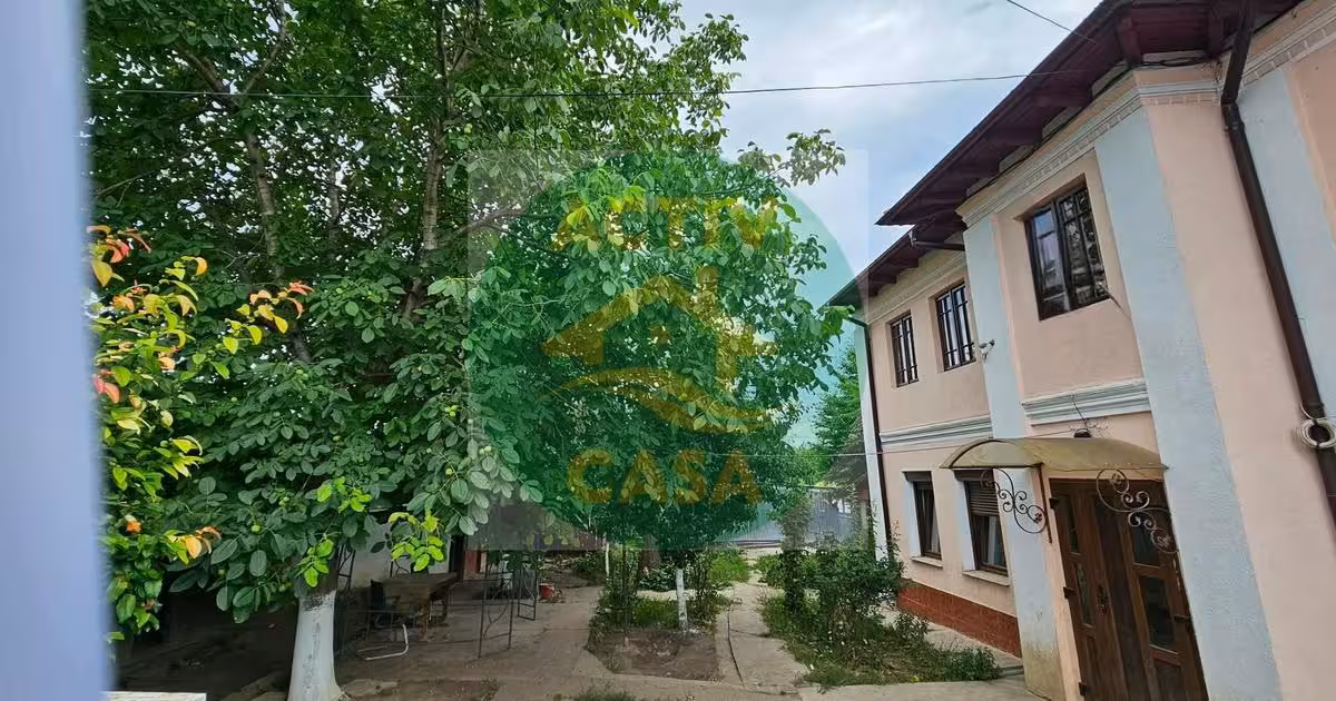 Casă de vânzare cu 4 camere în Roman