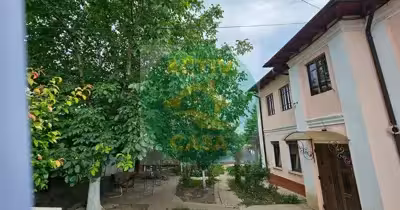 Casă Est