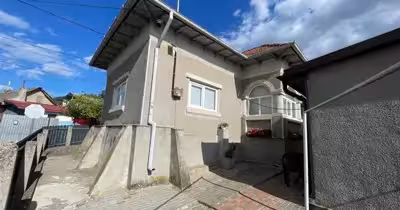 Casă Est