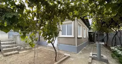 Casă Est