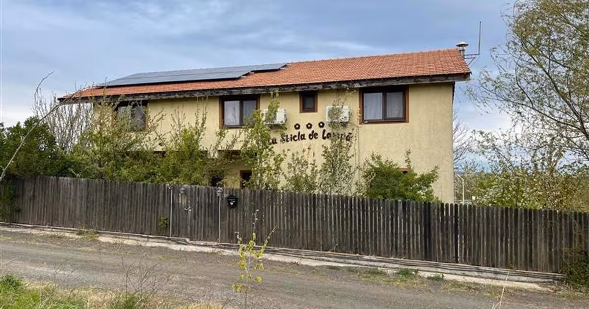 Apartament de vânzare cu 10 camere, mobilat în Mineri