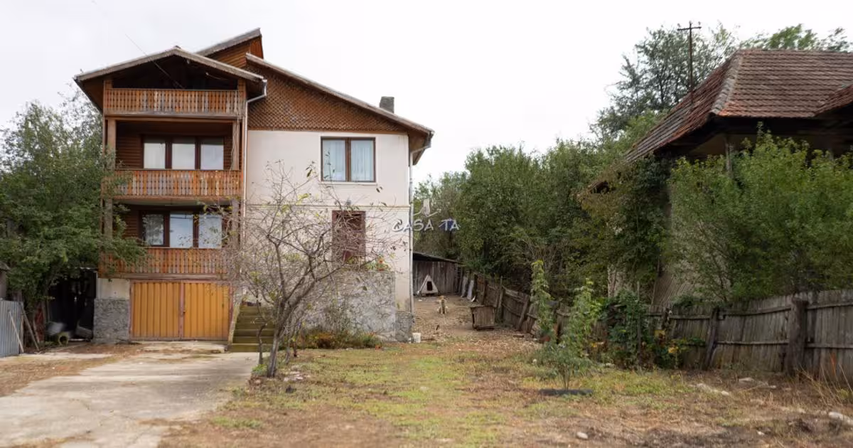 Casă individuală de vânzare cu 7 camere în Licurici