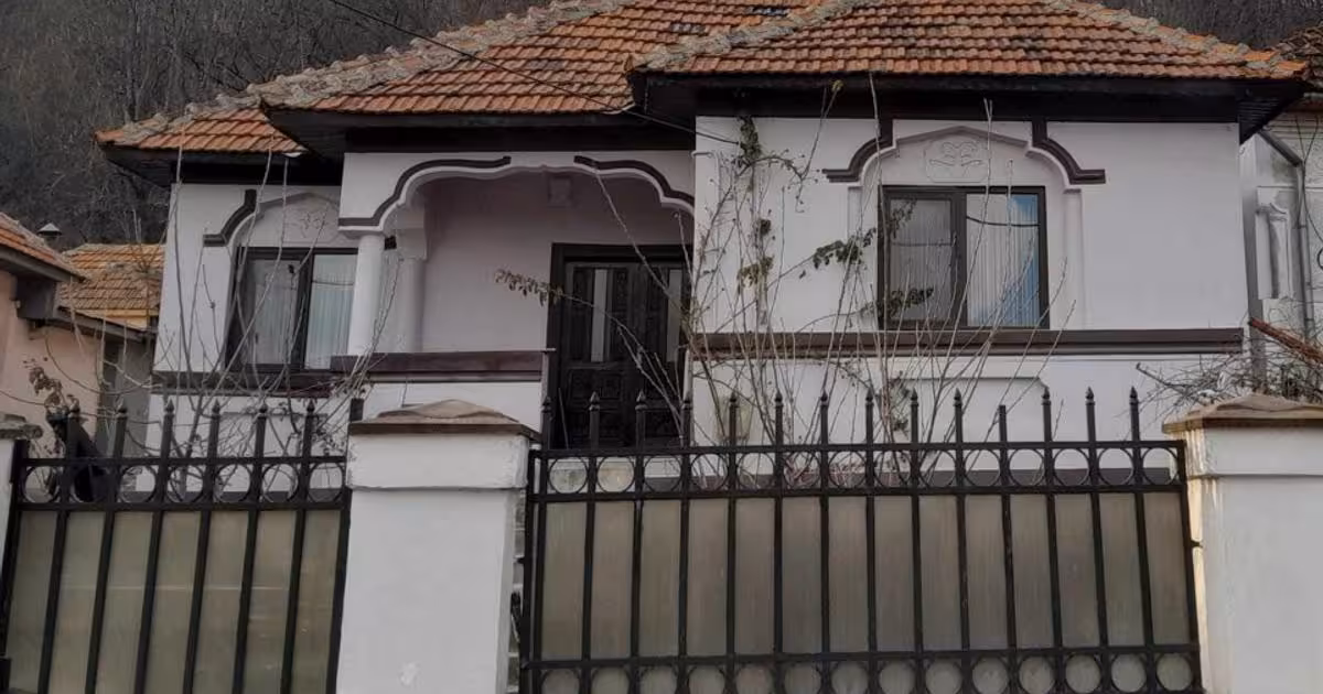 Casă individuală de vânzare cu 5 camere în Tismana