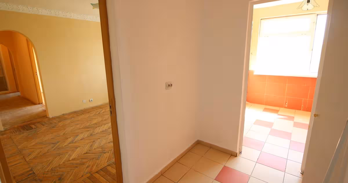 Apartament de vânzare cu 3 camere în zona Micro 16, Galați