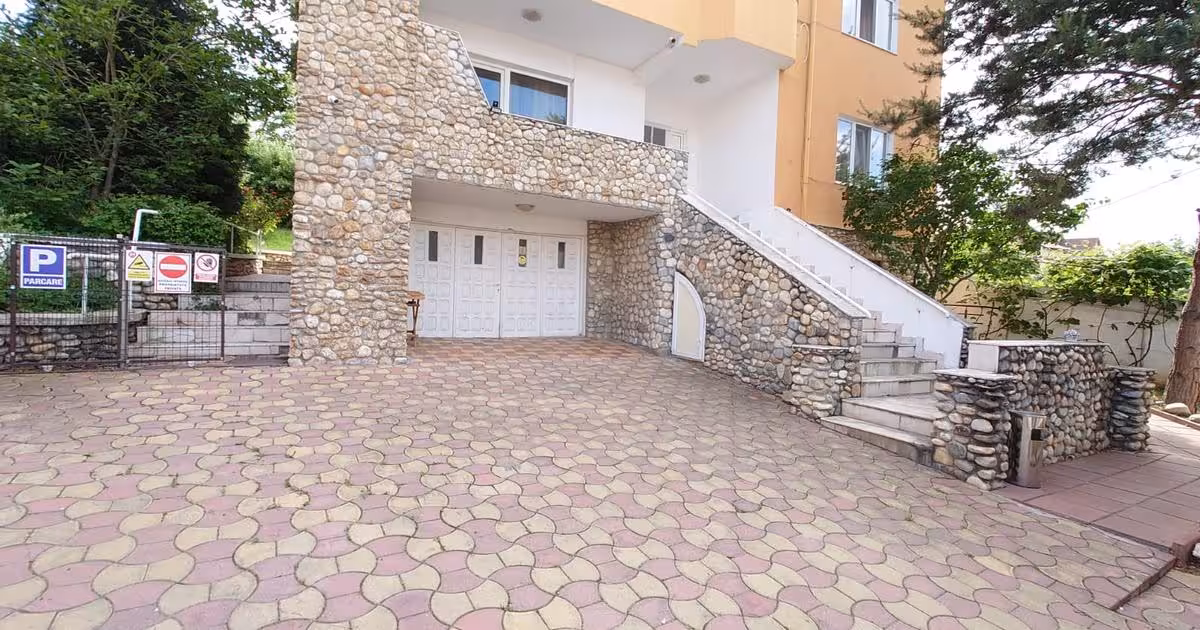 Casă individuală de vânzare cu 9 camere, mobilată în zona Găvana, Pitești