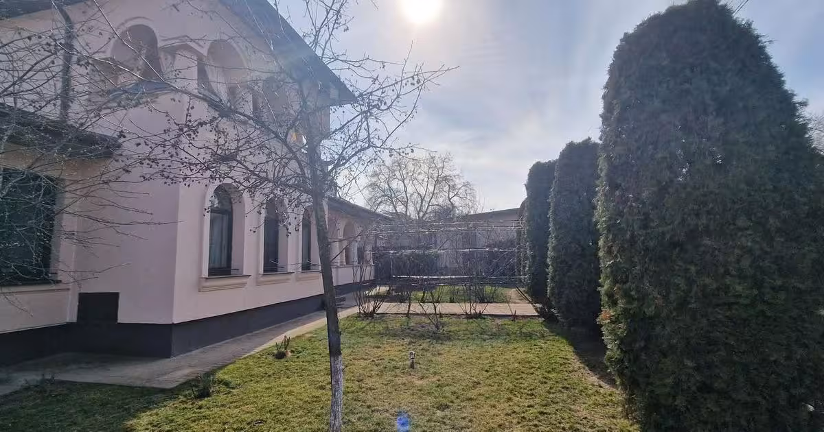 Casă de vânzare cu 4 camere, mobilată în zona Central, Botoșani