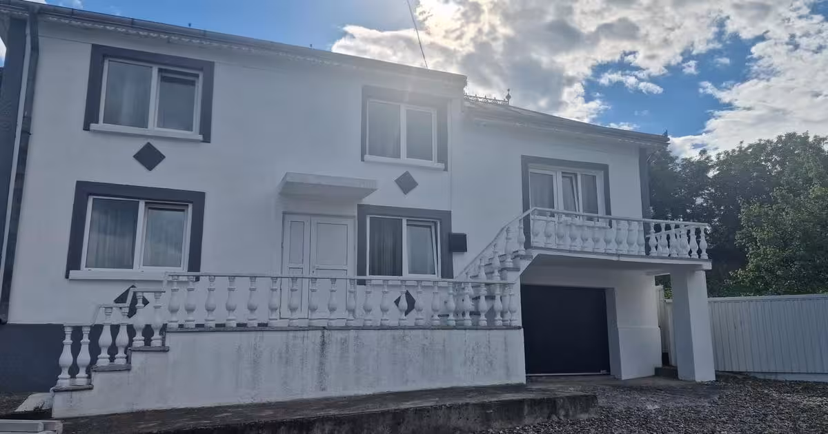 Casă individuală de vânzare cu 6 camere în zona Est, Botoșani