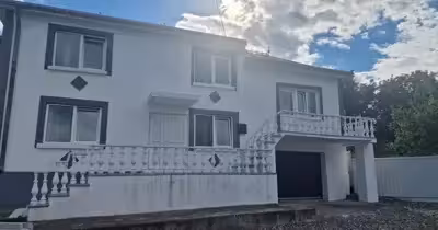 Casă Est