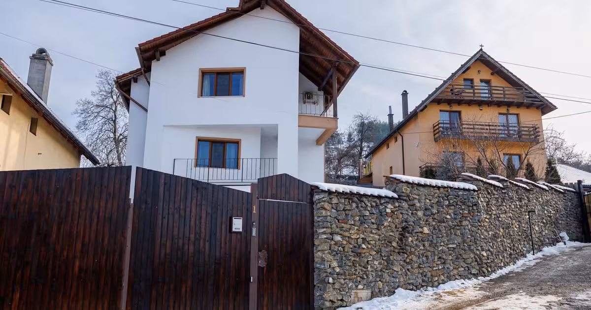 Casă de vânzare cu 6 camere în Săcele