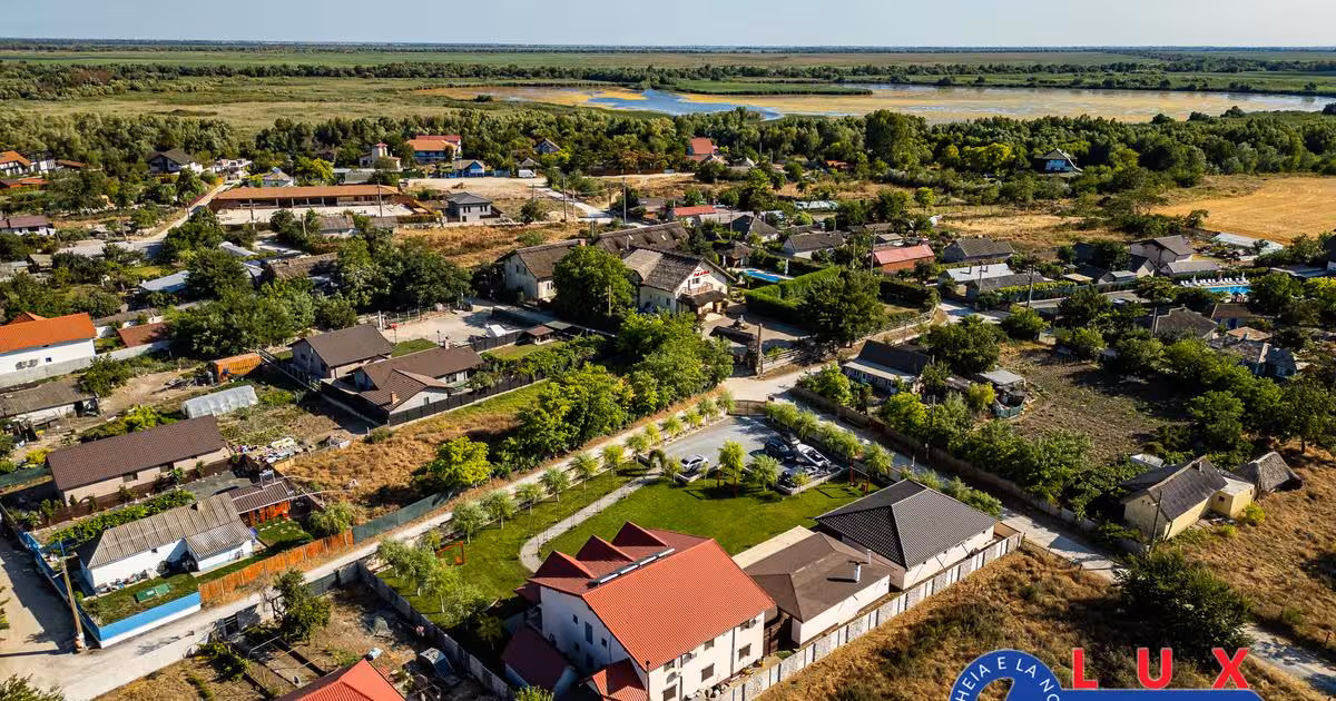 Casă individuală de vânzare cu 14 camere în Dunavățu de Jos