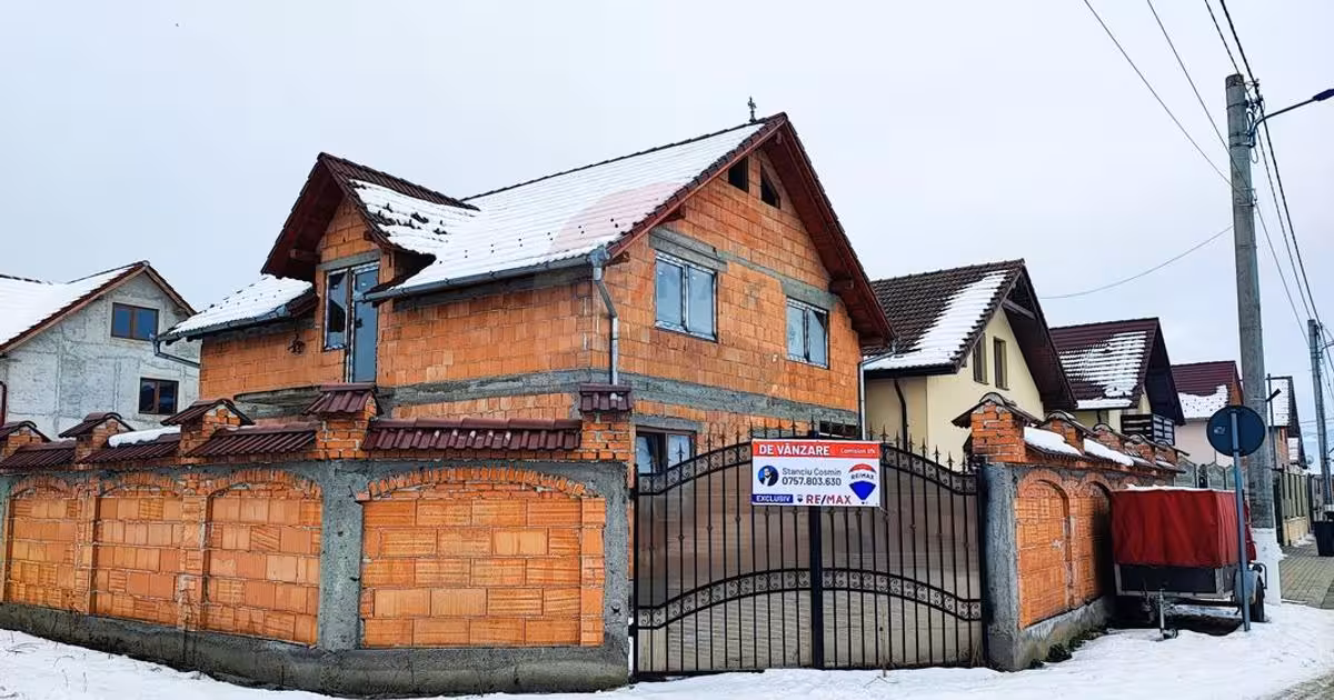 Casă de vânzare cu 4 camere în Cristian