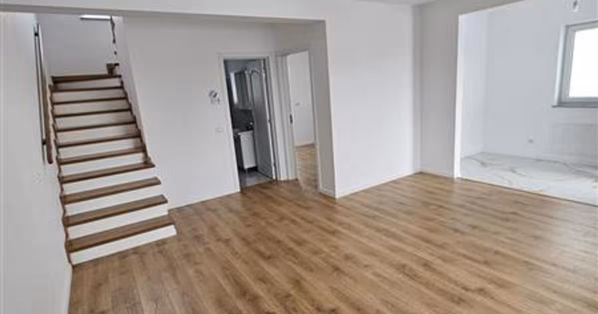 Casă de vânzare cu 4 camere în Ipotești