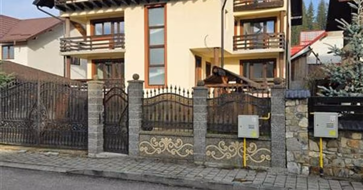 Casă de vânzare cu 7 camere în Gura Humorului