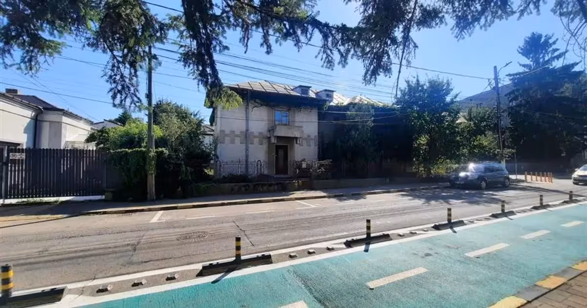 Casă individuală de vânzare cu 4 camere în zona Central, Bacău