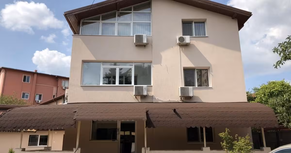 Casă individuală de vânzare cu 8 camere în zona Drumul Taberei, Sector 6